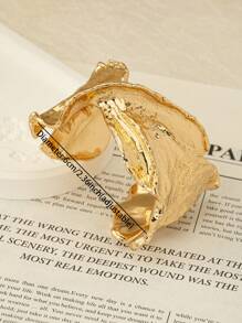 1 Pc Leaf Design Chunky Cuff Bracelet For Women , Gold Color Clasp Bangle Suitable For Daily Wear , Party