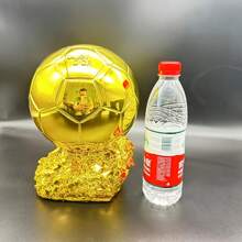 1 pièce Trophée de football doré en résine - Conception réaliste de ballon de soccer avec couture détaillée, idéal pour la décoration thématique des sports, utilisation intérieure/extérieure, parfait pour Noël, Thanksgiving, la fête des pères, la remise des diplômes et la fête nationale des grands-parents, décoration intérieure et extérieure | Décoration thème football | Conception de couture détaillée, décoration football