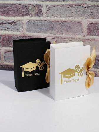 Caja de regalo de graduación personalizada - 5/10/50 piezas, caja de papel plegable estilo libro con estampado de birrete y diploma dorado - opción de texto personalizado para el nombre del graduado, año de clase o mensaje - elegante empaquetado negro o blanco con cinta de satén dorada - ideal para la ceremonia de graduación de la clase de 2025, regalos para graduados, recuerdos de fiesta de graduación o envoltura de regalo significativa - y fácil de ensamblar - perfecta presentación de regalo única y significativa