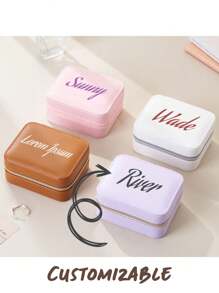 1个定制化妆包——四合一多功能设计，可轻松转换为化妆包、手拿包、零钱包和礼品包，适合日常使用、旅行和派对。轻巧的收纳袋配有可拆卸隔层，提供大容量，可轻松收纳美妆必需品——既可用作化妆包，也可用作旅行收纳。是母亲节、情人节、感恩节、复活节、生日、婚礼、毕业典礼等场合的贴心礼物。