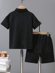 2 件套男童休闲装，时尚字母压花衬衫和短裤，舒适的夏季服装，适合日常和户外穿着 - 黑色 - 查看 2