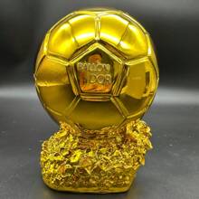 1 pièce Trophée de football doré en résine - Conception réaliste de ballon de soccer avec couture détaillée, idéal pour la décoration thématique des sports, utilisation intérieure/extérieure, parfait pour Noël, Thanksgiving, la fête des pères, la remise des diplômes et la fête nationale des grands-parents, décoration intérieure et extérieure | Décoration thème football | Conception de couture détaillée, décoration football