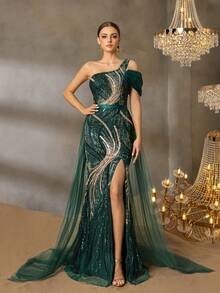 Faeriesty 这款奢华闪耀的祖母绿珠饰长款晚礼服，采用单肩系带露背设计，高开衩鱼尾裙摆，搭配超大薄纱罩衫，适合正式场合、特殊庆典、派对、婚礼等优雅场合。 - 墨綠色 - 查看 7