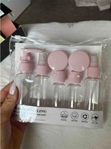 1 pièce/7 pièces Bouteilles de voyage, Ensemble de bouteilles rechargeables avec sac de toilette, conteneur de liquide vide, bouteille de distribution de liquide étanche, sac cosmétique de transport, pot de crème, accessoires de voyage, kit de bouteilles de voyage, Ensemble de contenants de toilette portables étanches, Contenants cosmétiques de taille cabine en PP transparent pour lotion, shampoing, crème, savon avec sac portable, Kit de bouteilles de voyage avec Escarpins