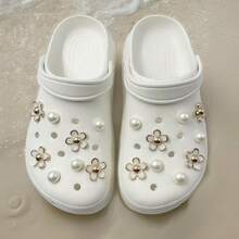 16 件白色花朵仿珍珠鞋饰采用 ABS 材料制成，非常适合装饰拖鞋和凉鞋，也是节日派对的完美礼物 - 白色 - 查看 3