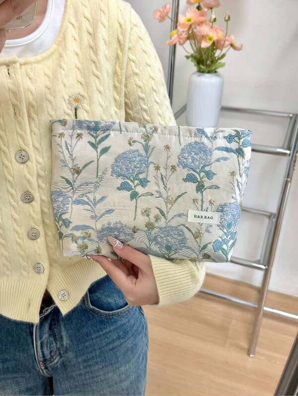 1 bolsa de cosméticos com estampa floral azul em relevo. Bolsa de higiene pessoal com estampa floral bordada, clutch, bolsa de cosméticos, necessaire, necessaire, bolsa de maquiagem, tecido brocado, textura floral, estilo retrô, elegante, grande capacidade, leve e portátil, adequada para deslocamento diário, encontros, presentear, aplicável para qualquer ocasião, item de moda feminina, adequada para férias, praia, armazenamento no banheiro, armazenamento no quarto, presente de Dia dos Pais