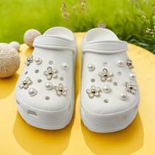 16 件白色花朵仿珍珠鞋饰采用 ABS 材料制成，非常适合装饰拖鞋和凉鞋，也是节日派对的完美礼物 - 白色 - 查看 2