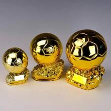 1 pièce Trophée de football doré en résine - Conception réaliste de ballon de soccer avec couture détaillée, idéal pour la décoration thématique des sports, utilisation intérieure/extérieure, parfait pour Noël, Thanksgiving, la fête des pères, la remise des diplômes et la fête nationale des grands-parents, décoration intérieure et extérieure | Décoration thème football | Conception de couture détaillée, décoration football