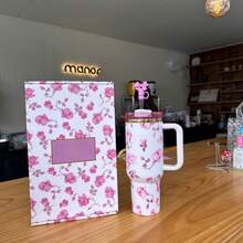 40 Oz H2.0 Insulated Tumbler** With A Comfortable Handle, Featuring Double-Walled Vacuum Insulated Stainless Steel Construction. This High-Quality Drinkware Keeps Your Beverages At The Perfect Temperature, Whether It's Hot Or Cold, Ensuring The Original Taste Is Preserved For Longer Periods. Designed To Be Lightweight And Portable, It's Perfect For Outdoor Activities Like Camping, Hiking, Driving, And Travel. With A Large Capacity, It Meets Your Hydration Needs Throughout The Day. Stylish And Convenient To Carry, It's An Ideal Choice For Outdoor Enthusiasts And Makes A Thoughtful And Practical Gift, Whether For Friends Or Family. - 粉碎花 - 查看 1