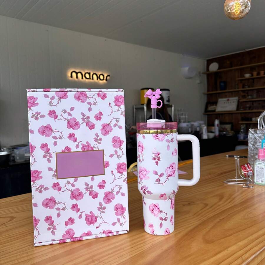 40 Oz H2.0 Insulated Tumbler** With A Comfortable Handle, Featuring Double-Walled Vacuum Insulated Stainless Steel Construction. This High-Quality Drinkware Keeps Your Beverages At The Perfect Temperature, Whether It's Hot Or Cold, Ensuring The Original Taste Is Preserved For Longer Periods. Designed To Be Lightweight And Portable, It's Perfect For Outdoor Activities Like Camping, Hiking, Driving, And Travel. With A Large Capacity, It Meets Your Hydration Needs Throughout The Day. Stylish And Convenient To Carry, It's An Ideal Choice For Outdoor Enthusiasts And Makes A Thoughtful And Practical Gift, Whether For Friends Or Family. - 粉碎花 - 查看 1