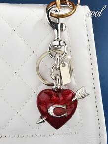 1 pièce Porte-clés en forme de cœur avec lettre cerise, en alliage de zinc élégant et à la mode, personnalisé. Porte-clés cerise polyvalent et haut de gamme, unique, accessoire de sac, pendentif. Cadeau créatif spécial, accessoires de voiture, charms de sac