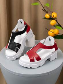 Un par de sandalias de tacón alto a la moda, nuevas sandalias de tacón grueso y cómodo para niños 2025, sandalias con bloqueo de color, sandalias con duradero, sandalias adecuadas para vacaciones casuales y fiestas