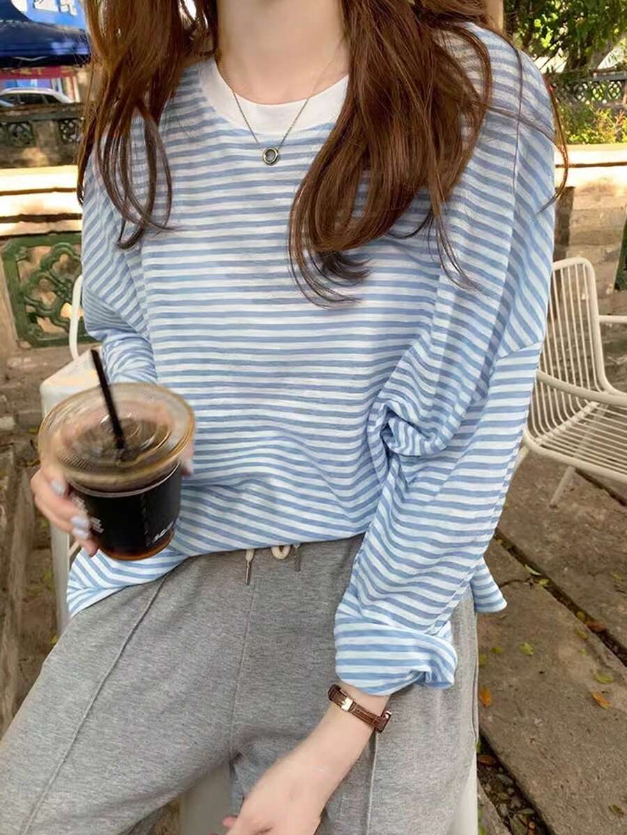 条纹长袖T恤女款，宽松圆领时尚设计，轻薄夏季防晒罩衫（随机条纹）休闲春季 - 藍色 - 查看 1