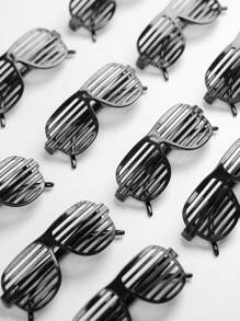 1 pièce Lunettes de soleil carrées creuses dégradées pour animaux de compagnie à utiliser en extérieur - Noir