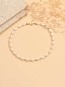 1 Stück handgemachte Halskette mit weißer Türkis-Perlen und Schlüsselbein-Kette, modischer goldener CCB-Schmuck für Frauen, geeignet für Urlaub und Strandmode. Das Blumenmuster auf der Oberfläche des weißen Türkis ist zufällig und nicht fest.