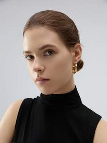 زوج من أقراط الحلقة البسيطة والأنيقة والشائعة من الفولاذ المقاوم للصدأ مناسبة للارتداء اليومي للنساء هدايا عيد الميلاد الشتوي