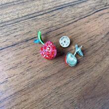 Broche de cereza esmaltado, estilo simple y lindo, forma asimétrica, accesorio de moda para mochila y ropa, regalo para mujeres y mochilas escolares
