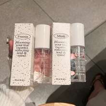 PEACH JO+ زجاجة 75 مل من رذاذ العطر للملابس بنكهة دائمة ، سلسلة الأنماط البسيطة ، منعش للهواء ، مناسب للاستخدام في الداخل ، المطبخ ، الحمام ، غرفة المعيشة ، المكتب ، السفر ، الفندق ، مزيل روائح للملابس ، هدايا ، مواعيد ، هدايا عيد الحب ، محمول