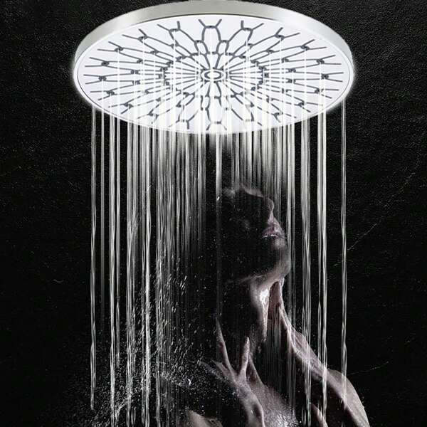 Le Pommeau de Douche Parfait, Une Douche Puissante Avec Un Grand Débit d'Eau Pour Se Laver les Cheveux.