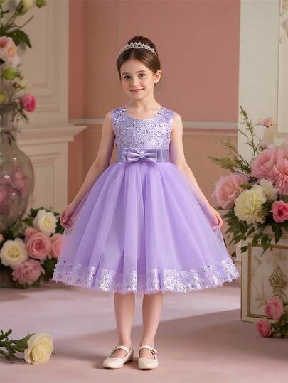 Ärmlös enfärgad elegant klänning för ung flicka med 3D-blommor och rosettdekor, pannband ingår ej