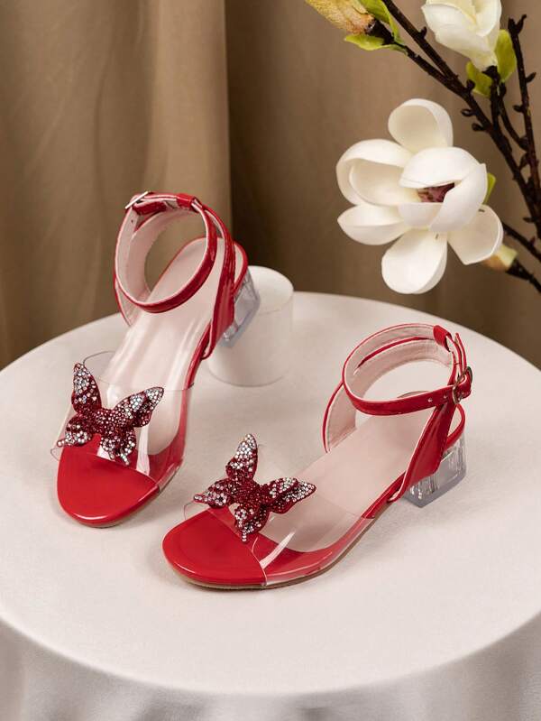 Ein Paar modische Kindersandalen, Kinder High-Heel Sandalen neu 2025, Sandalen mit leuchtenden Strass-Schmetterlingen, Prinzessinnen-Stil Sandalen, bohemien-Stil Sandalen, Sandalen geeignet für lässige Urlaubspartys und Hochzeiten