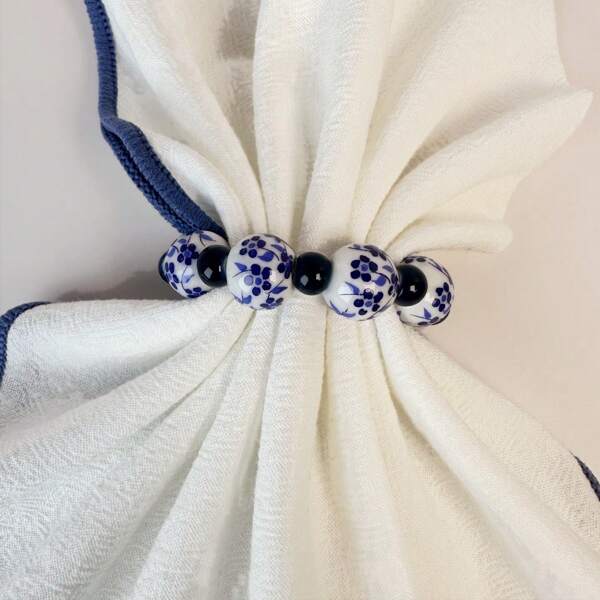 1 creatieve blauw-witte porseleinen servetring met kralen, handbeschilderde servethouder met kralen, essentiële decoratie voor de eettafel, servetring voor bruiloften, elegante sfeer en unieke eetervaring.