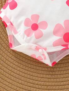 两件套休闲优雅可爱婴儿连体衣套装，柔软透气，草莓花卉图案，荷叶边装饰，包含连体衣和发带。