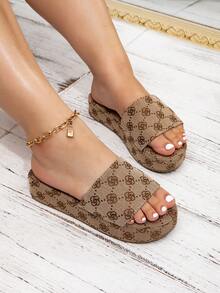 صندل مطبوع بتصميم صفحة كاملة (ذو محيط قدم أوسع بمقاسين أكبر من المقاس القياسي) طراز أمريكي بسيط وجريء واثق عام 2025 صنادل سميكة النعل للاستخدام الخارجي للنساء، جديد مطرز بأحرف مغسولة صندل كعك إسفنجي سميك النعل بهدف زيادة الارتفاع