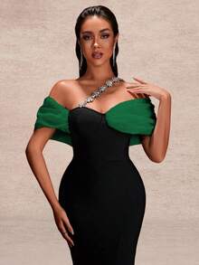 فستان ماكسي رسمي ملون بألوان الخريف، ذو كتف مائل متداخل الألوان، مزين بسلسلة من الراين وحزام