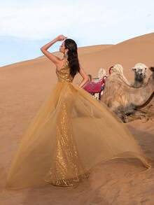 Faeriesty Vestido de noche de gala con halter de cuentas y lentejuelas de estilo lujoso - Bordado de cuentas dramático en el frente con tul transparente en la cola, superposición de red fluida en la espalda para glamour en galas de lujo, fiestas de alta gama y Met Gala - Dorado - Ver 2