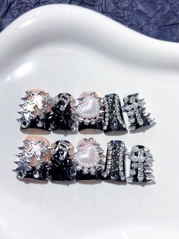 10 peças de unhas postiças francesas artesanais góticas estilo bico de pato Y2K, pretas e brancas, com cruz, rebites prateados, estrelas, notas musicais, corações de pérolas brancas, decoração de diamantes; suprimentos para unhas, unhas caseiras, unhas postiças de acrílico para arte em unhas faça você mesmo; adequadas para feriados, festas, uso diário; inclui 1 folha de cola gelatinosa e 1 mini lixa