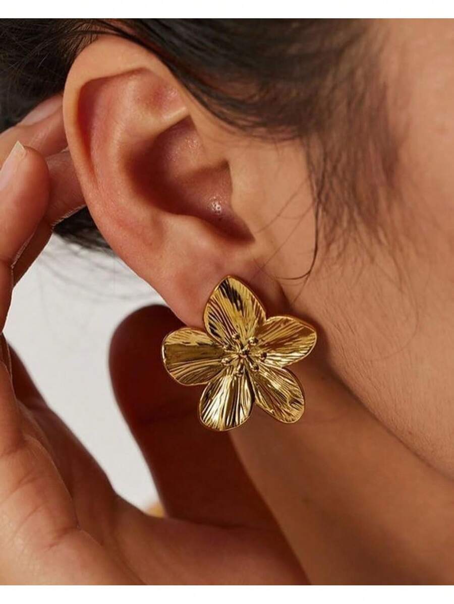 Large Textured Gold Tone Flower Stud Earrings - Bold Sculpted Five-Petal Floral Design With Hammered Or Brushed Gold Finish - Lightweight & Comfortable For All-Day Or Evening Wear - Adds Glamorous Texture & Statement Style To Any Outfit - Perfect For Parties, Weddings, Special Occasions, Cocktail Events & Fashion Gatherings - Secure Post Backs For Worry-Free Wear - Striking, Contemporary Piece To Elevate Your Look & Spark Conversations - Ideal Gift For Fashion-Conscious Women & Jewelry Lovers Who Appreciate Bold, Textured Designs