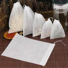 100 pièces de sacs non tissés à cordon de serrage. Sacs pratiques de filtration pour les sachets de thé, la séparation des décoctions de médecine chinoise et des saumures. Sacs non tissés jetables à cordon de serrage.