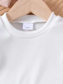 2 件幼儿女童休闲户外白色盖袖上衣 + 卡其色吊带裤套装，轻便夏季 - 玫紅色 - 查看 4