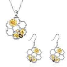 A Set Of 3pcs Fashionable Bee Sunflower Honeycomb Pendant Necklaces, Stylish And Elegant Necklaces, Suitable For Casual Wear, Parties, Weddings, Vacations, Queues, Music Festivals, Perfect Gifts For Girlfriends, Wives, Boyfriends, Daughters, Mothers, And Best Friends As Easter, Mother's Day, Father's Day, Thanksgiving, Halloween, Christmas, Graduation Season, Weddings