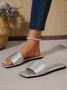 Sandalias de deslizamiento para mujer de talla grande, nuevas sandalias planas de puntera cuadrada negras de primavera y verano para vestir, pantuflas de moda, hermosos zapatos de playa de verano para chicas, pantuflas antideslizantes para interiores, chanclas de plástico preciosas para chicas