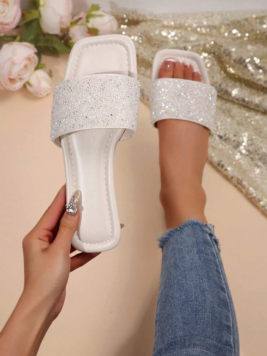 Sandálias femininas com tiras de um dedo e strass, chinelos baixos de plástico casuais e versáteis para atividades ao ar livre, verão