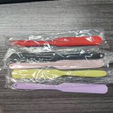 Set van 2 siliconen lepels, bulklevering siliconen lepels, keuken bakken taart glazuur hars knutselen mini siliconen schraper gereedschap lepel met lange steel, hittebestendige wasstaaf, grote hoekige siliconen schraper met harde was, multifunctionele spatel geschikt voor bakken en koken, hittebestendig tot 109°C, ideaal cadeau voor Halloween, Kerstmis, Pasen, Thanksgiving, willekeurige kleur en stijl
