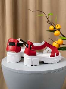 Un par de sandalias de tacón alto a la moda, nuevas sandalias de tacón grueso y cómodo para niños 2025, sandalias con bloqueo de color, sandalias con duradero, sandalias adecuadas para vacaciones casuales y fiestas