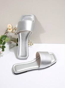 Sandalias de deslizamiento para mujer de talla grande, nuevas sandalias planas de puntera cuadrada negras de primavera y verano para vestir, pantuflas de moda, hermosos zapatos de playa de verano para chicas, pantuflas antideslizantes para interiores, chanclas de plástico preciosas para chicas