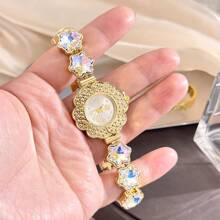 1 pièce Montre-bracelet à cristaux scintillants et cloutée d'étoiles pour femmes, boîtier floral en alliage, montre à quartz haut de gamme de petite taille