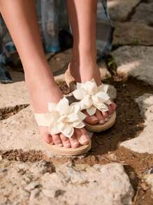 Tropiscape Zapatos de moda con flor blanca para mujeres, sandalias planas de estilo de verano con apariencia tejida, chanclas casuales de playa con suelas con apariencia tejida