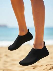 Leisfit 女士超轻沙滩/水鞋，防滑浮潜赤脚灵活游泳鞋，成人水上凉鞋 - 柔软防水，适用于专业防滑水鞋和室内/室外运动鞋，适合海滩、游泳、潜水和浮潜 - 黑色 - 查看 3