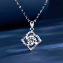 One Piece S925 Sterling Silver 18K Gold Plated Clover Shape Pendant With 1CT D-Color Moissanite Diamond Collarbone Chain Light Luxury Necklace Jewelry Birthday Gift For Wife, Anniversary Present For Wife, Women, Jewelry Gifts For Girlfriend, Mom