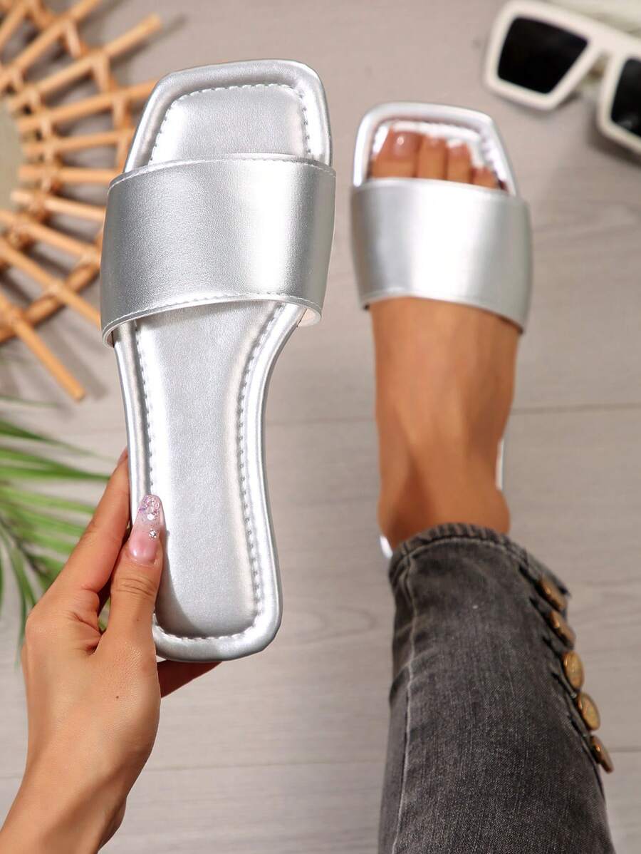 Sandalias de deslizamiento para mujer de talla grande, nuevas sandalias planas de puntera cuadrada negras de primavera y verano para vestir, pantuflas de moda, hermosos zapatos de playa de verano para chicas, pantuflas antideslizantes para interiores, chanclas de plástico preciosas para chicas