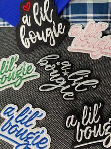 1 Set mit 3/6 Stücken süße rosa, blaue, schwarze und weiße englische Buchstaben Stickerei Patch Polyester Abzeichen Applikation, süße DIY Kleidung zum Aufbügeln oder Annähen, Accessoire Stoffaufkleber, geeignet für Rucksäcke, Jeans, Jacken, T-Shirts, Hüte, Kleider usw.