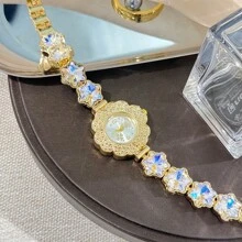 1 pièce Montre-bracelet à cristaux scintillants et cloutée d'étoiles pour femmes, boîtier floral en alliage, montre à quartz haut de gamme de petite taille