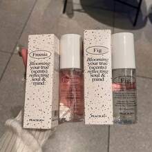 PEACH JO+ زجاجة 75 مل من رذاذ العطر للملابس بنكهة دائمة ، سلسلة الأنماط البسيطة ، منعش للهواء ، مناسب للاستخدام في الداخل ، المطبخ ، الحمام ، غرفة المعيشة ، المكتب ، السفر ، الفندق ، مزيل روائح للملابس ، هدايا ، مواعيد ، هدايا عيد الحب ، محمول