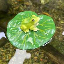 Estatuas de resina de ranas flotando en hojas de loto, adecuado para decorar jardines, piscinas, estanques y macetas. Los diseños caprichosos lo convierten en la opción perfecta para celebraciones de Pascua, Halloween, Navidad y Año Nuevo