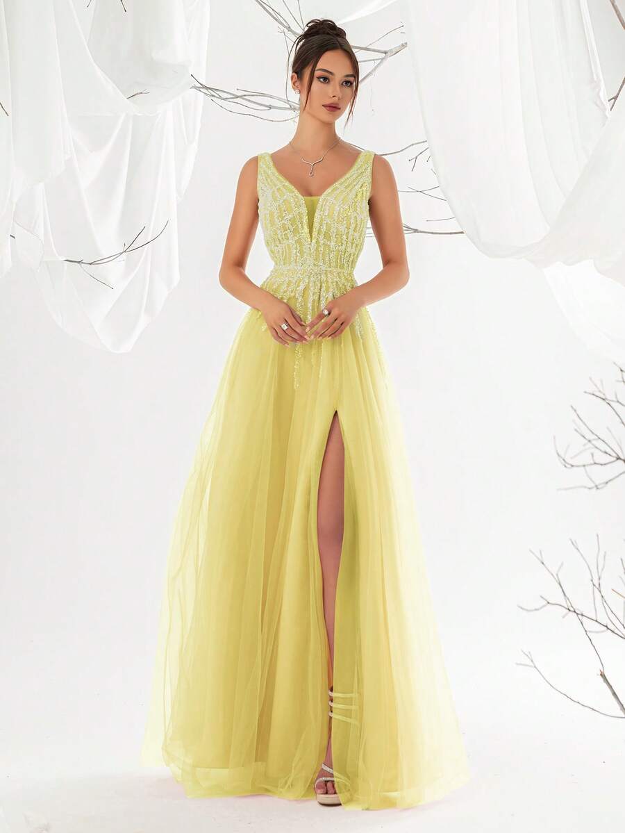 VIPGIRL 黄色无袖薄纱连衣裙，饰有亮片紧身胸衣，深V领高开衩设计，优雅大方，适合正式舞会和盛大晚宴等场合。奢华长款薄纱连衣裙